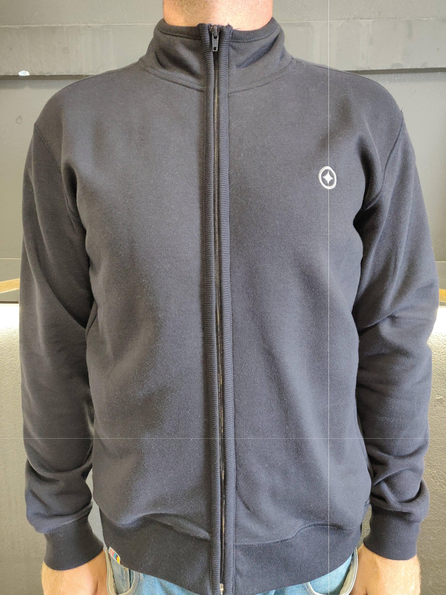 Fatum Ribbon Zippy in Navy Blue. Model is wearing an L and is 186cm tall at 85kg. (6'1" and 14 st)