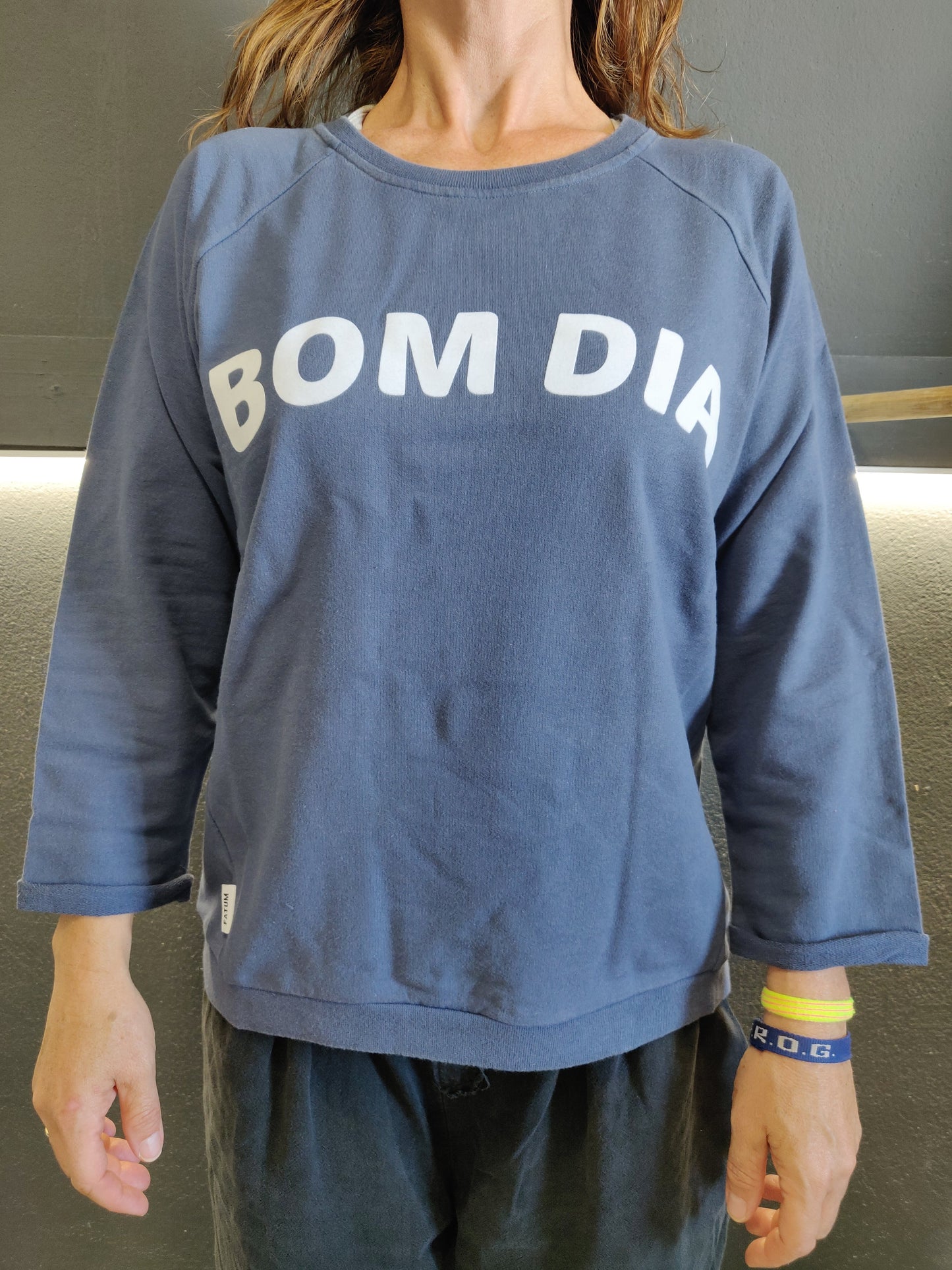 Fatum Bom Dia Sweat in Blue. Model is wearing an S and is 164cm tall and 50kgs.