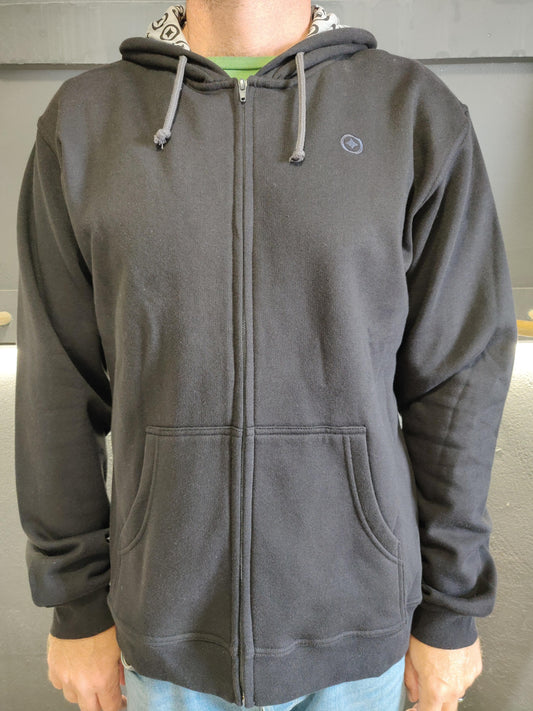 Fatum Zipperhoodie in Black. Model is wearing an XL and is 186cm tall and 86kgs.