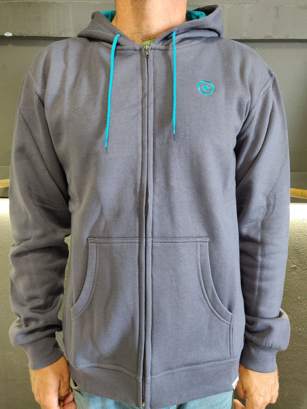   Model is wearing an XL and is 186cm tall at 85kg. (6'1