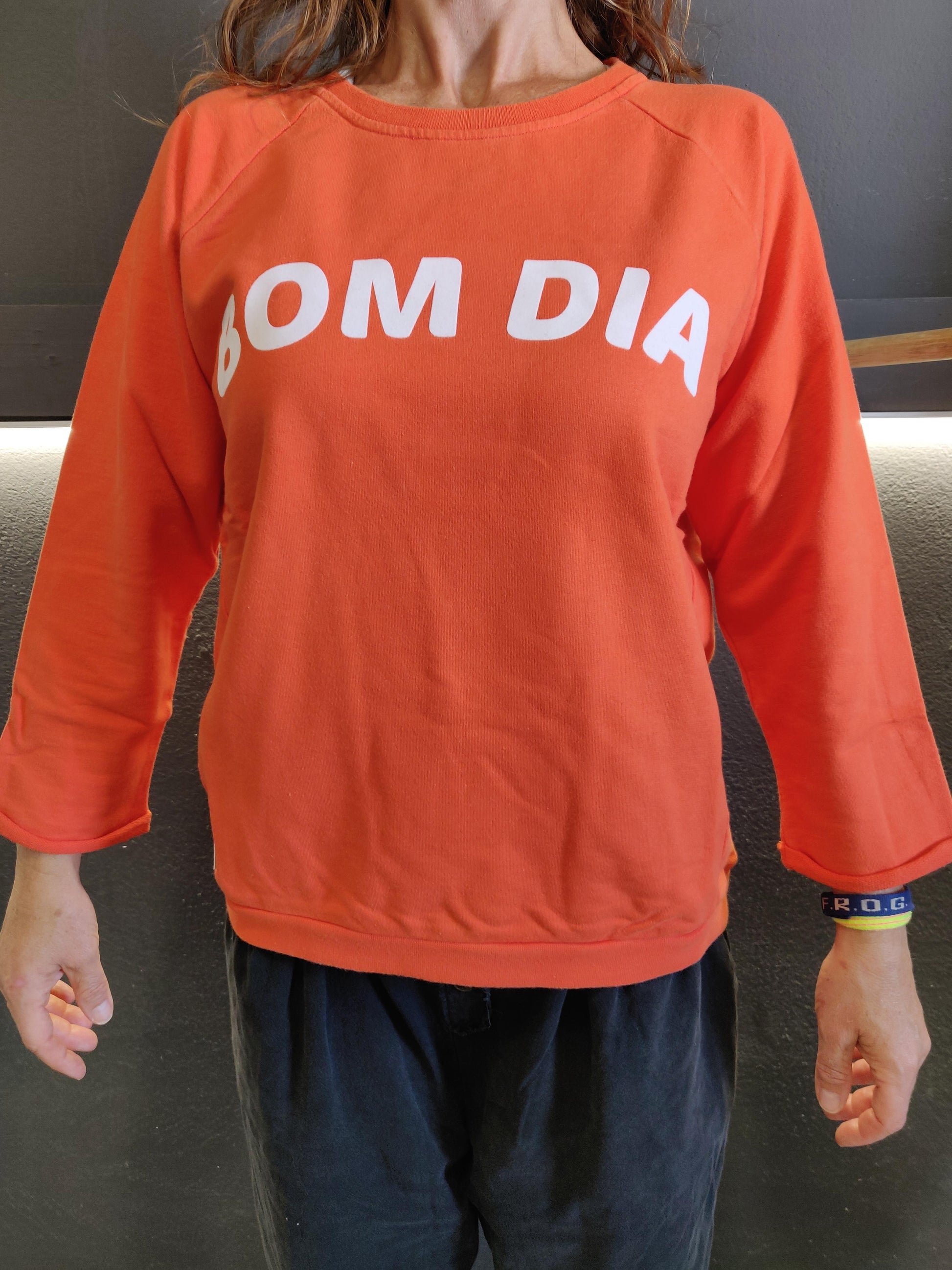 Fatum Bom Dia in Orange. Model is wearing an S and is 164cm tall and 50kgs.